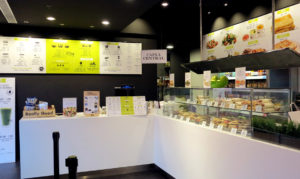 Local Central Cafe con cartelería